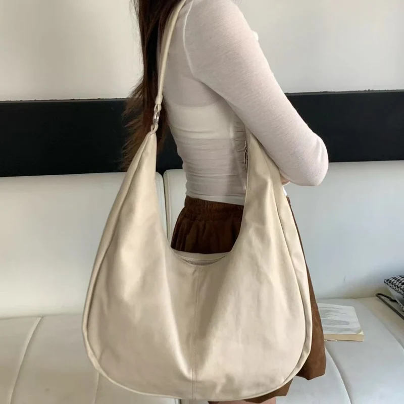 Lässige Wildleder-Schultertasche