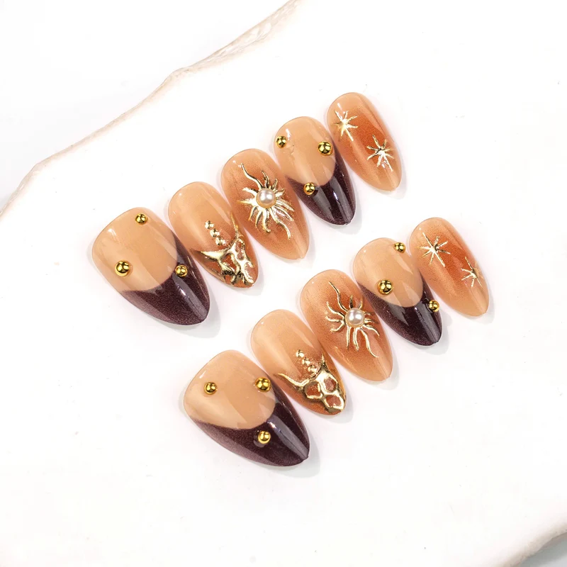Künstlerisches Stiletto Press-On Nagelkunstset mit goldenen Akzenten Karnz