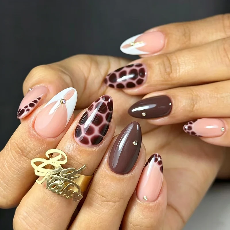 Exotisches Tierdruck-Nagelkunst Karnz