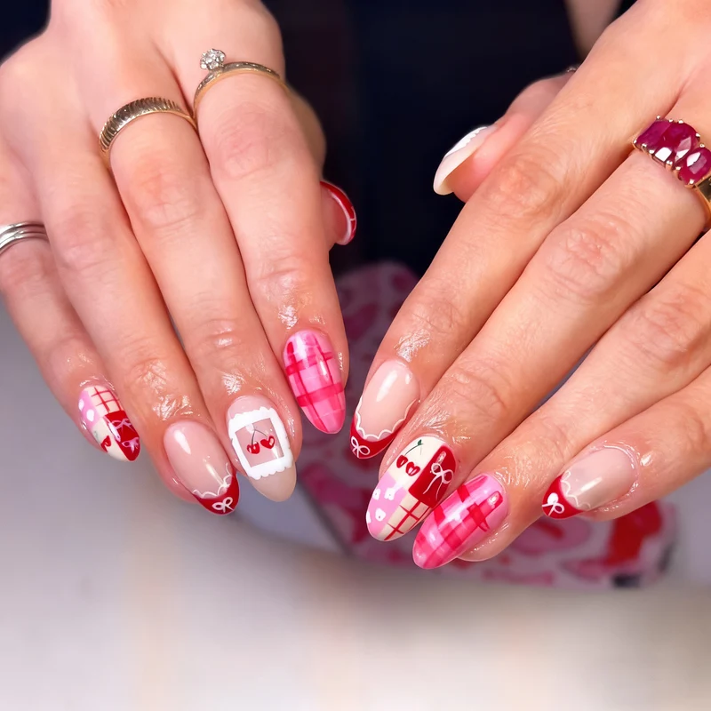Künstlerische saisonale Themen Press-On Nagelkunst Karnz