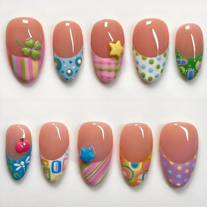 Kreatives gemustertes Press-On Nagelkunst Set Karnz