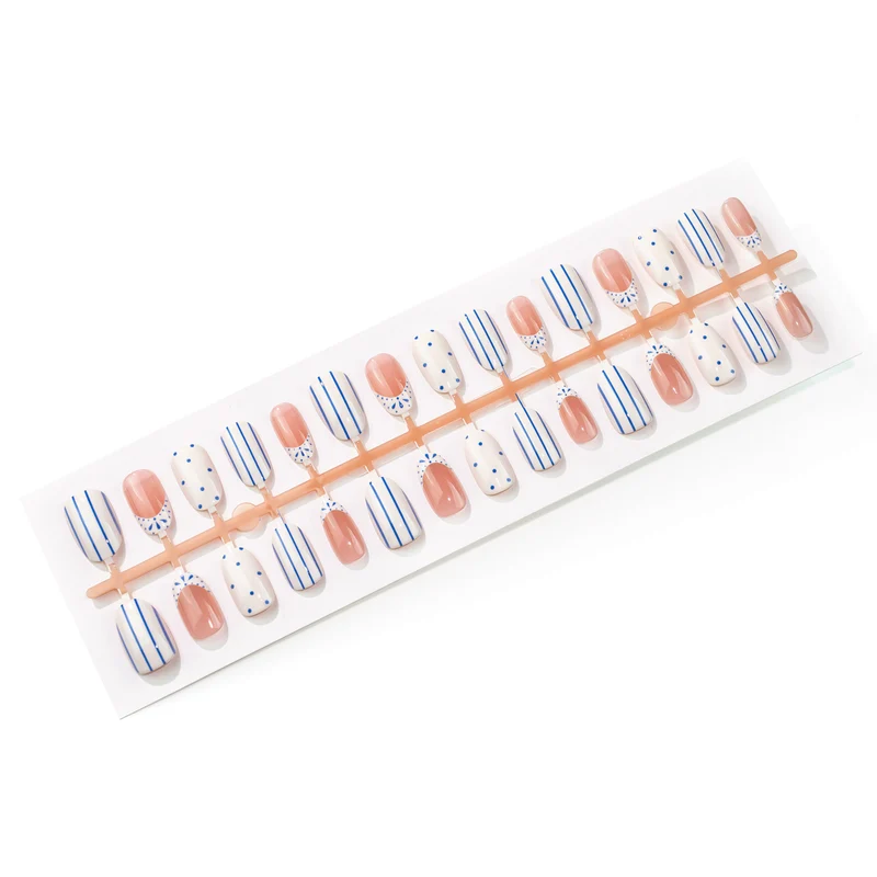 Elegantes künstlerisches Press-On-Nagelset mit geometrischen Mustern Karnz