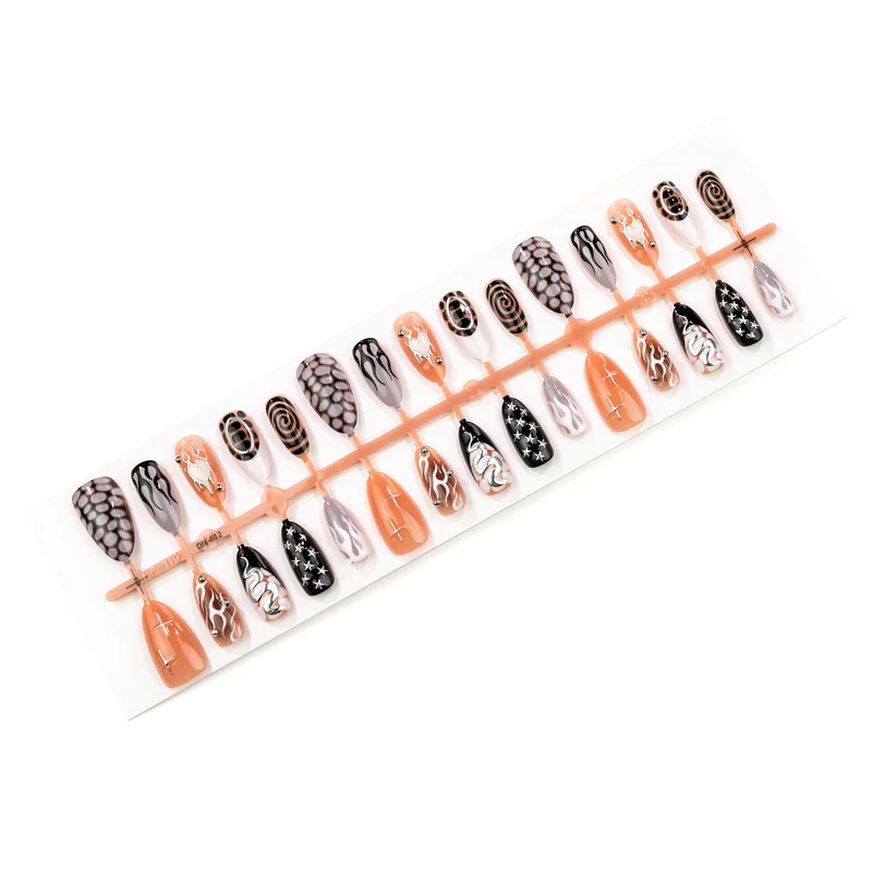 Edgy Künstlerische Press-On Nagelkunst Set Karnz