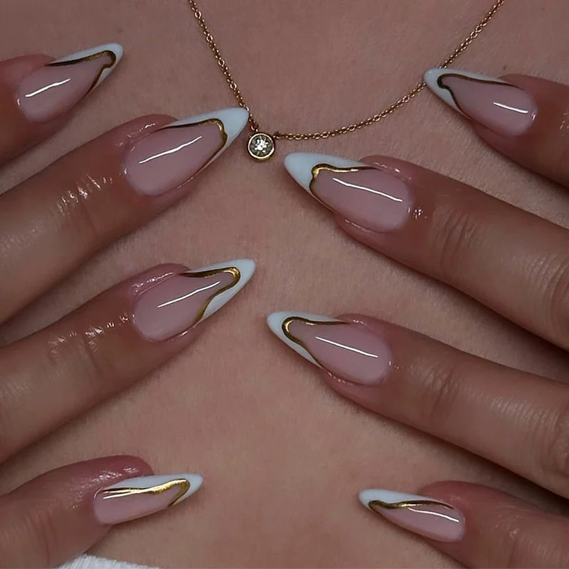 Elegantes Stiletto Press-On Nagelkunst-Set mit goldenen Akzenten Karnz