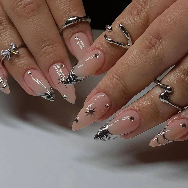 Elegantes Stiletto Nagelkunstdesign Karnz
