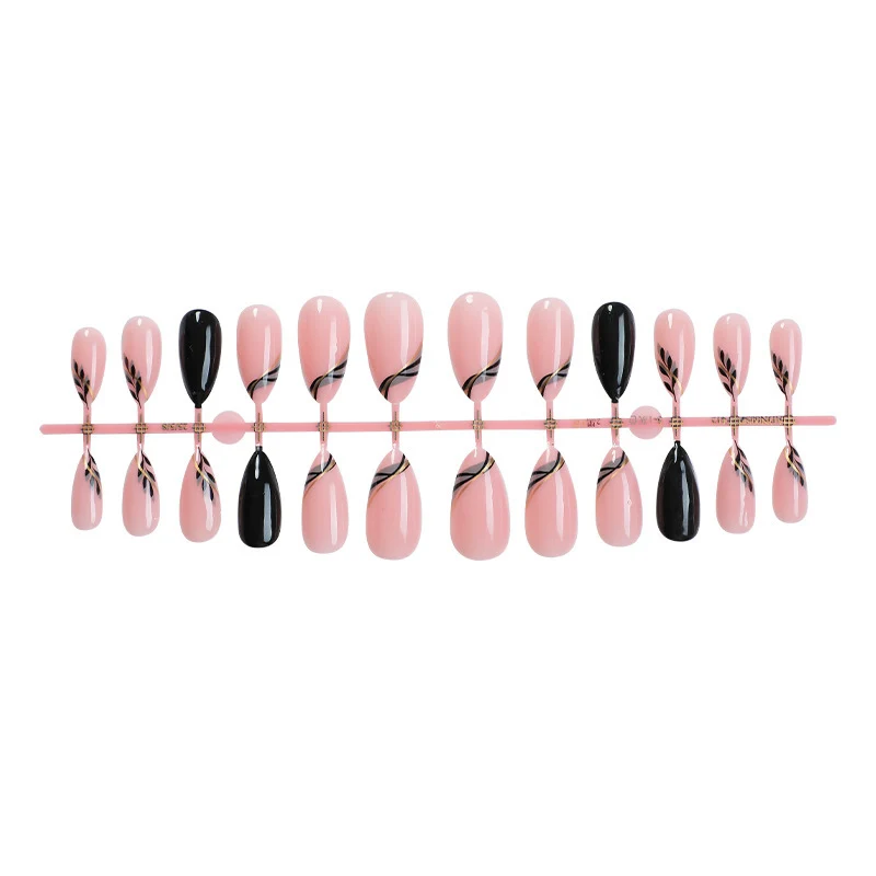 Dekorativer Press-On-Nagelsatz mit eleganten Designs Karnz