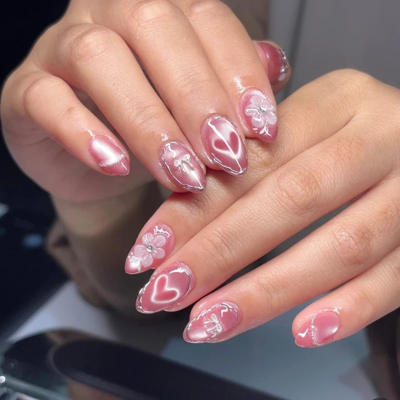 Dekoratives Press-On Nagelkunstset mit einzigartigen Herz- und Blumendesigns Karnz