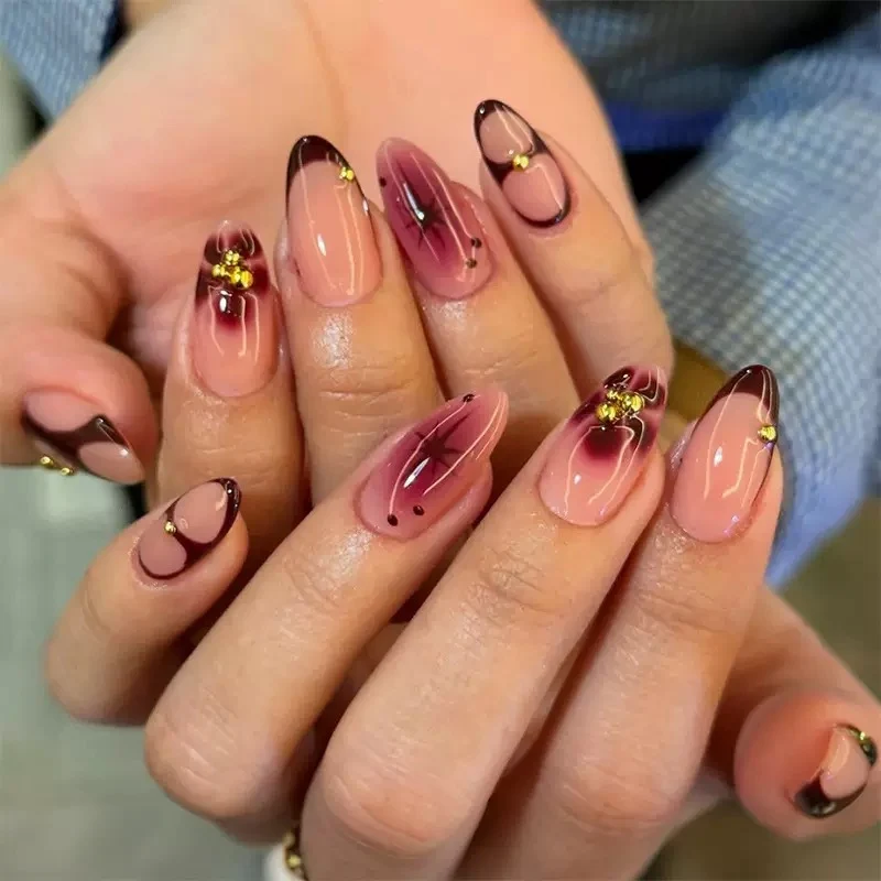 Künstlerisches Gel-Nagelkunst-Set mit eleganten goldenen Akzenten Karnz
