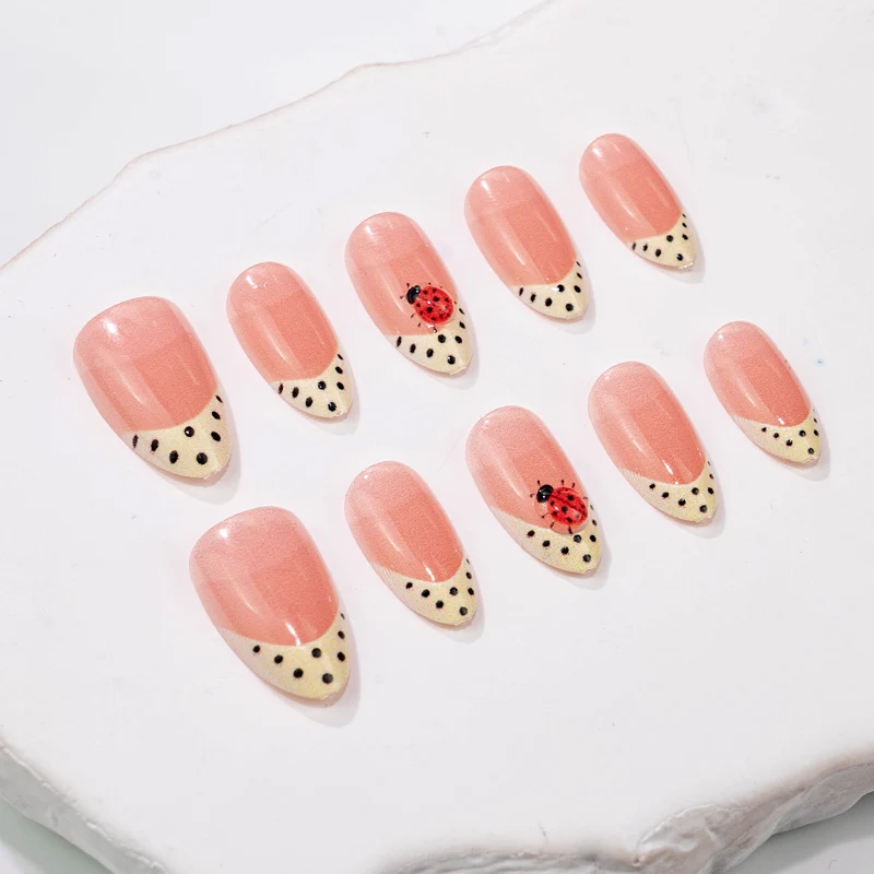 Künstlerisches Press-On Nagelset mit Marienkäfer- und Pünktchen-Design Karnz