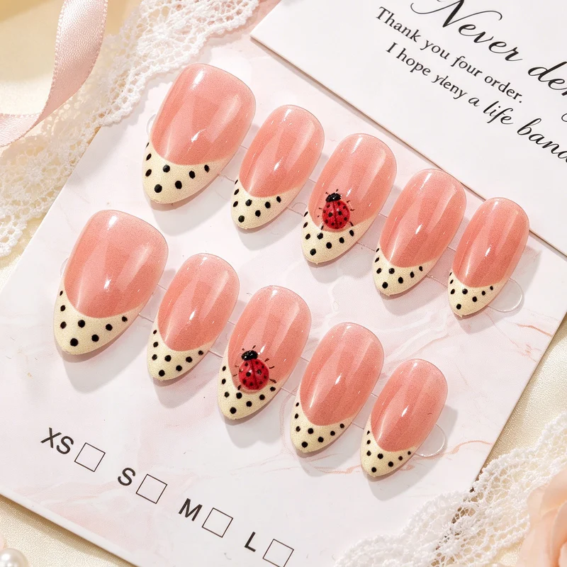Künstlerisches Press-On Nagelset mit Marienkäfer- und Pünktchen-Design Karnz