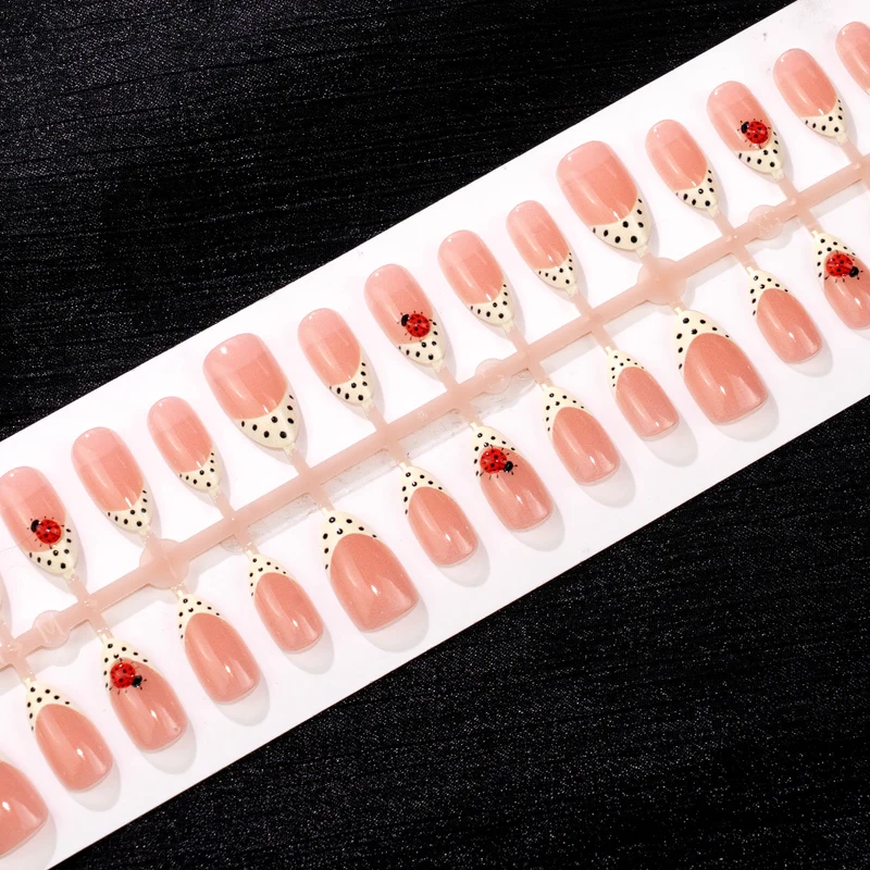 Künstlerisches Press-On Nagelset mit Marienkäfer- und Pünktchen-Design Karnz