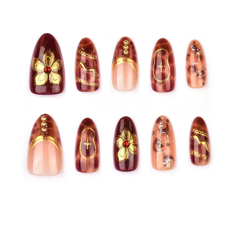 Künstlerisches Press-On-Nagelset mit goldenen Verzierungen Karnz