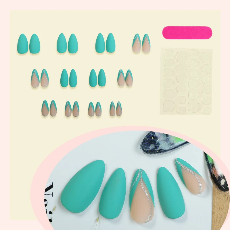 Künstlerisches Press-On-Nagelset mit eleganten silbernen Verzierungen Karnz