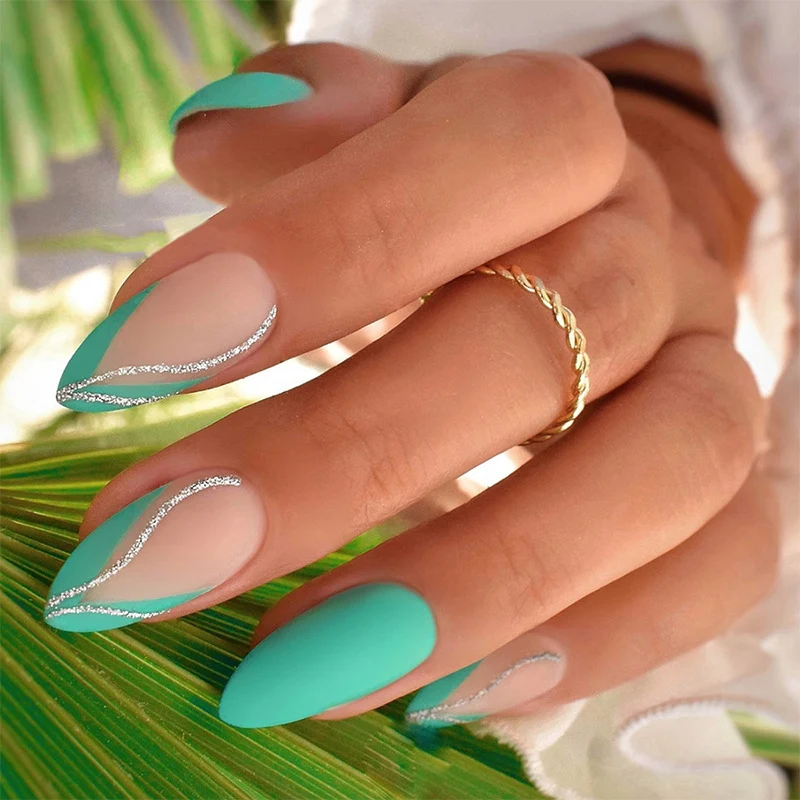 Künstlerisches Press-On-Nagelset mit eleganten silbernen Verzierungen Karnz
