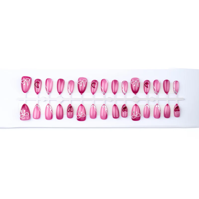 Dekoratives Press-On Nagelkunst-Set mit Herz- und Schleifendetails Karnz