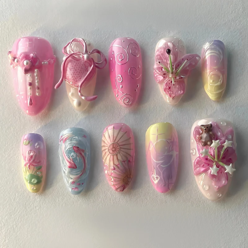 Dekoratives Press-On Nagelkunstset mit floralem und verspieltem Design Karnz