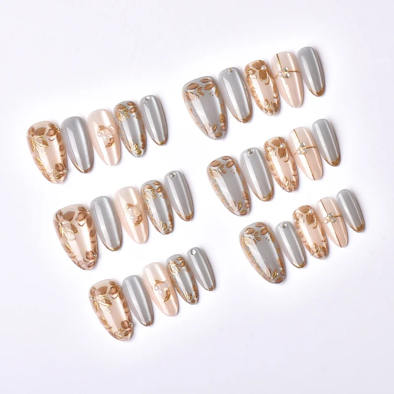 Dekoratives Press-On Nail Art Set mit floralen und metallischen Akzenten Karnz