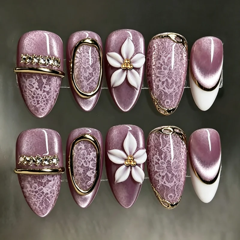 Dekoratives Press-On Nagelkunstset mit Blumen- und Spitzenmotiven Karnz