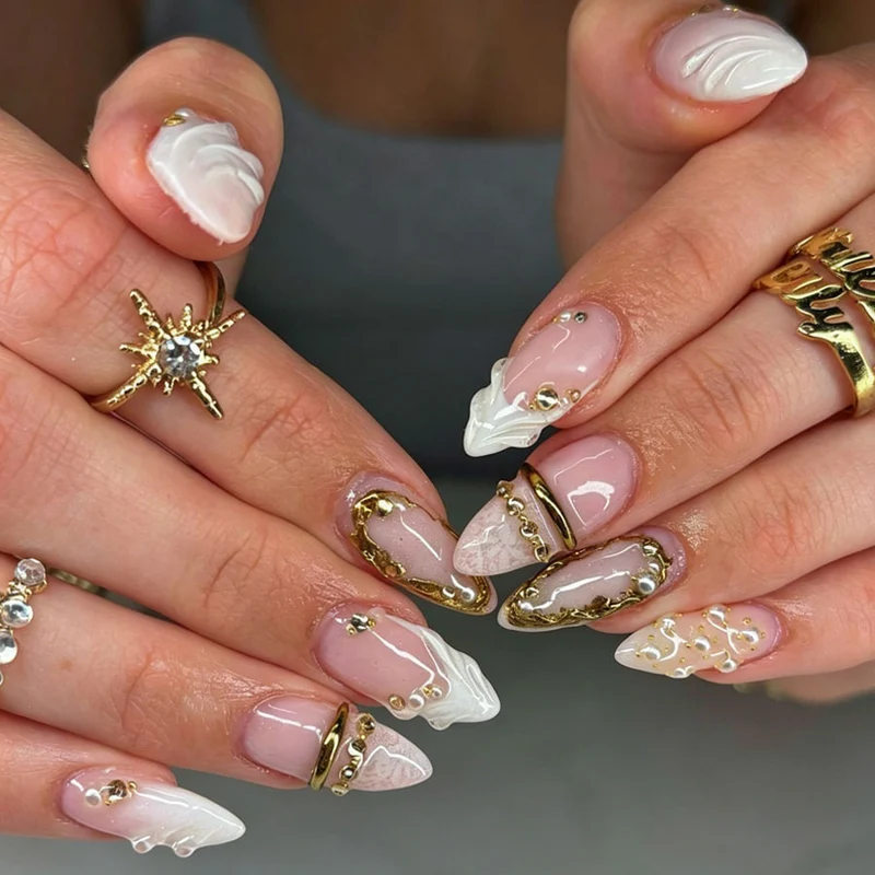 Elegantes spitzes Press-On Nagelkunst-Set mit goldenen Akzenten Karnz