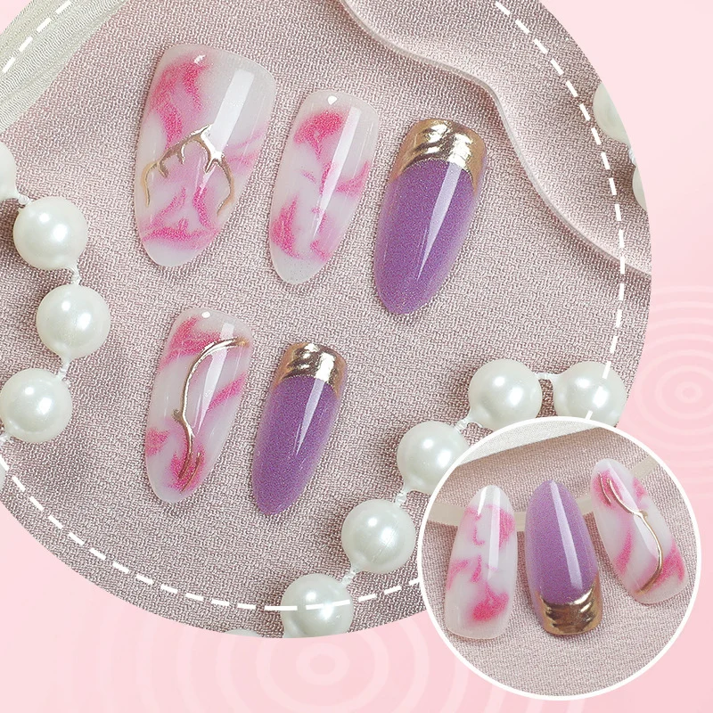 Elegantes marmoriertes Press-On-Nagelkunst-Set mit goldenen Akzenten Karnz