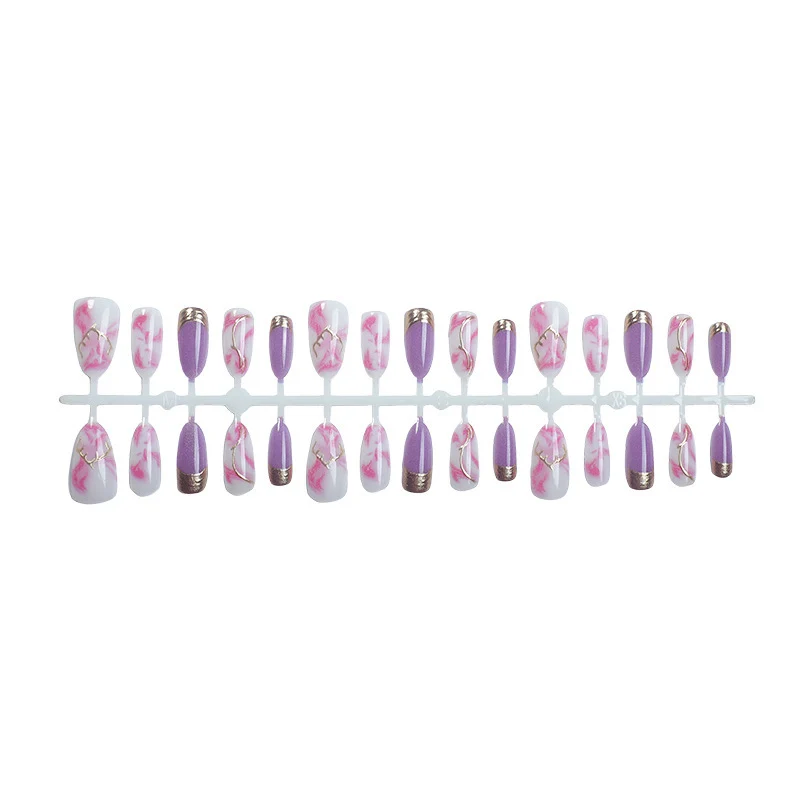 Elegantes marmoriertes Press-On-Nagelkunst-Set mit goldenen Akzenten Karnz
