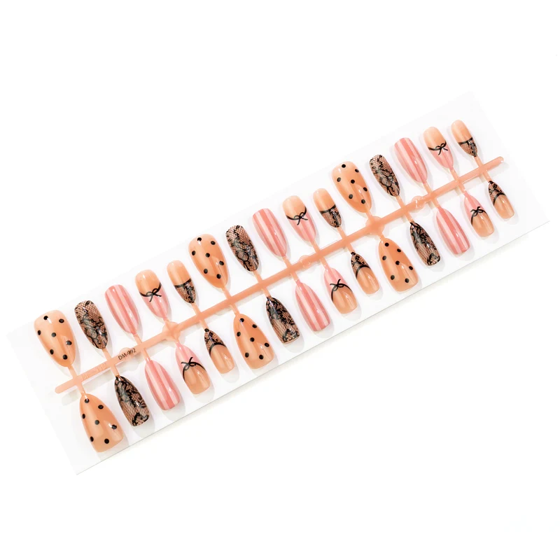 Elegantes von Spitze inspiriertes Press-On-Nagelset Karnz