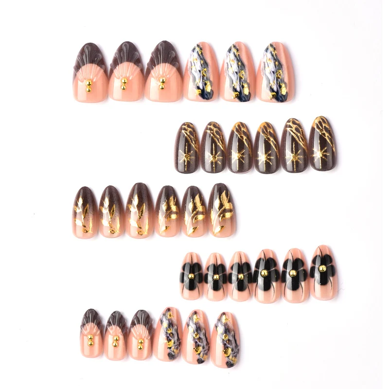 Künstlerisches Press-On Nageldesign Karnz
