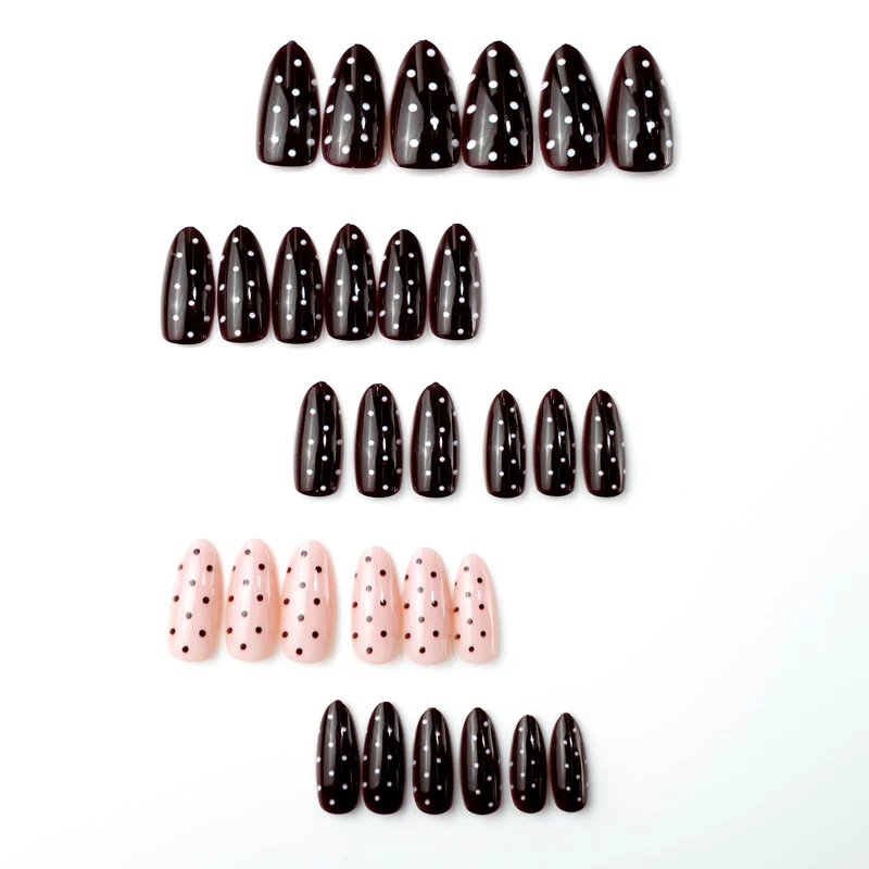 Künstlerisches Press-On-Nagelkunst-Set mit Polka-Dot- und glänzender Oberfläche Karnz