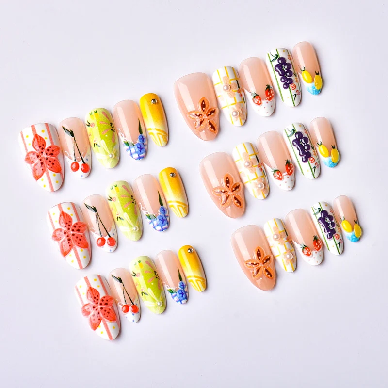 Dekoratives Press-On Nail Art Set mit floralen und obstigen Designs Karnz