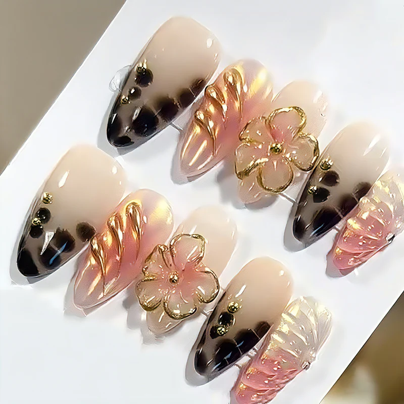 Dekoratives Press-On Nagelkunstset mit floralen Akzenten Karnz
