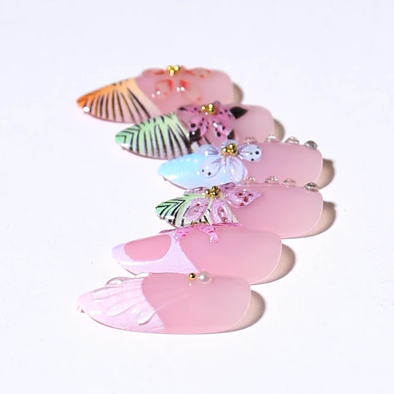 Künstlerisches Floral Press-On Nageldesign Karnz