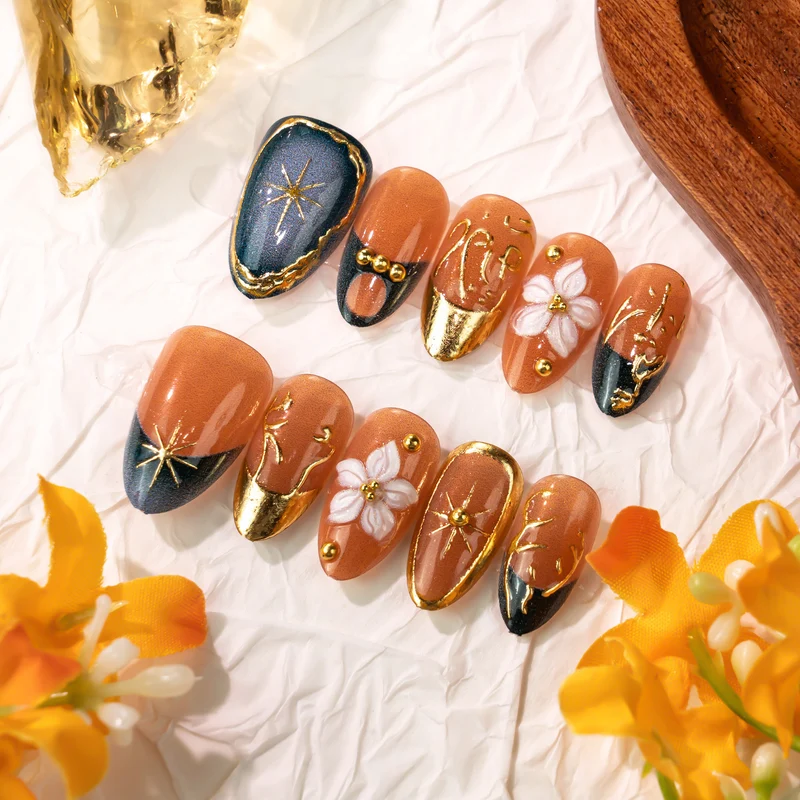 Künstlerische florale Press-On Nagelkunst mit goldenen Akzenten Karnz