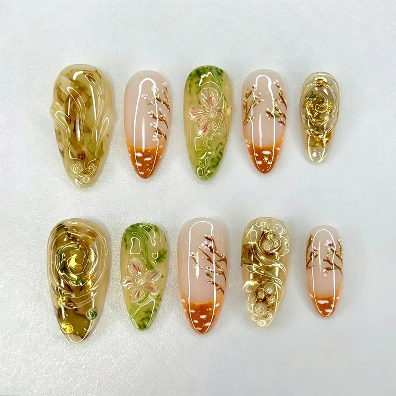 Künstlerisches Press-On Nagelkunstset mit floralen Details Karnz