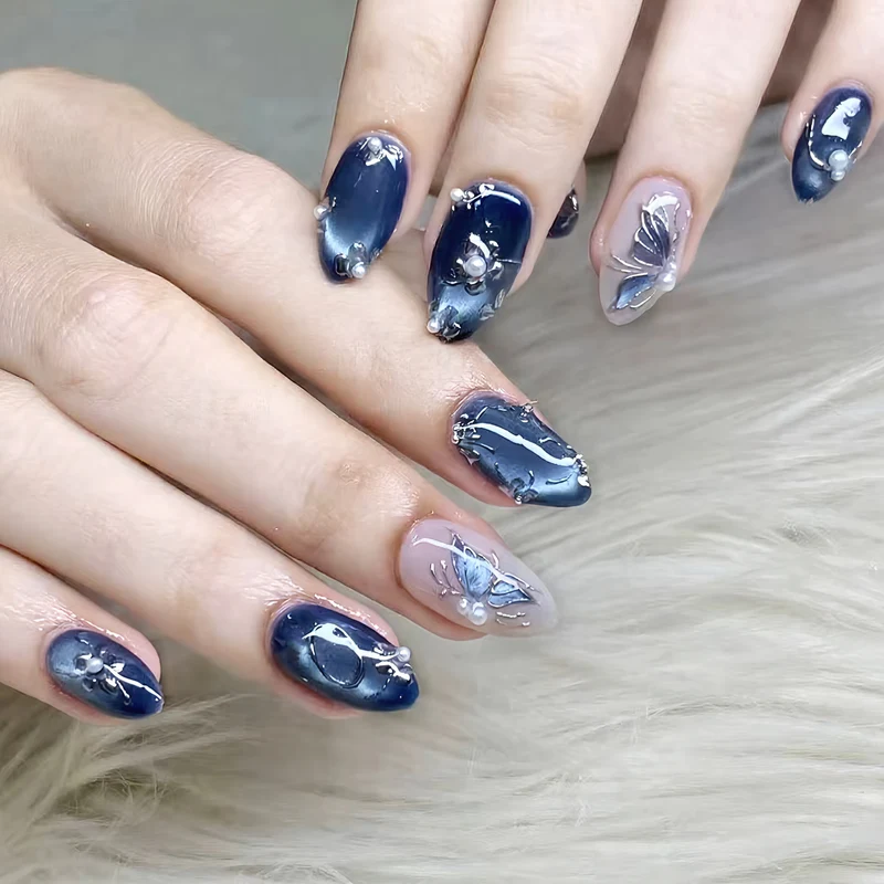Künstlerisches Press-On Nagelkunstset mit floralen und Perlenverzierungen Karnz