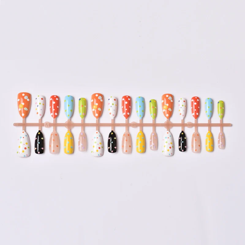 Dekoratives Polka Dot Press-On Nagelkunst Set Karnz