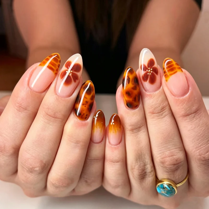 Künstlerisches floral-musterndes Press-On Nagelset Karnz