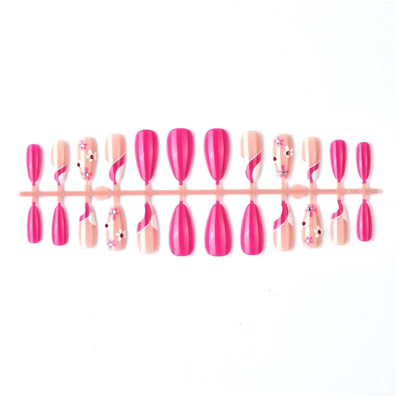 Künstlerisches Press-On Nagelkunst Set mit floralem und Ombre-Designs Karnz