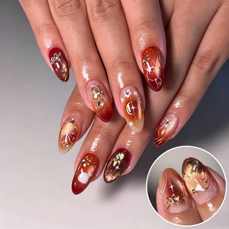 Künstlerisches Press-On Nagelkunstset mit floralen und metallischen Emblemen Karnz