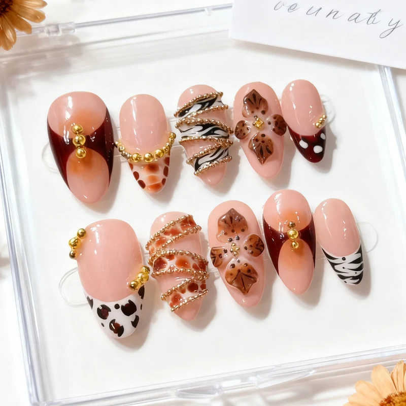 Künstlerisches Press-On Nagelkunstset mit Blumen- und Edelsteinverzierungen Karnz