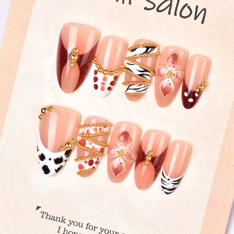 Künstlerisches Press-On Nagelkunstset mit Blumen- und Edelsteinverzierungen Karnz