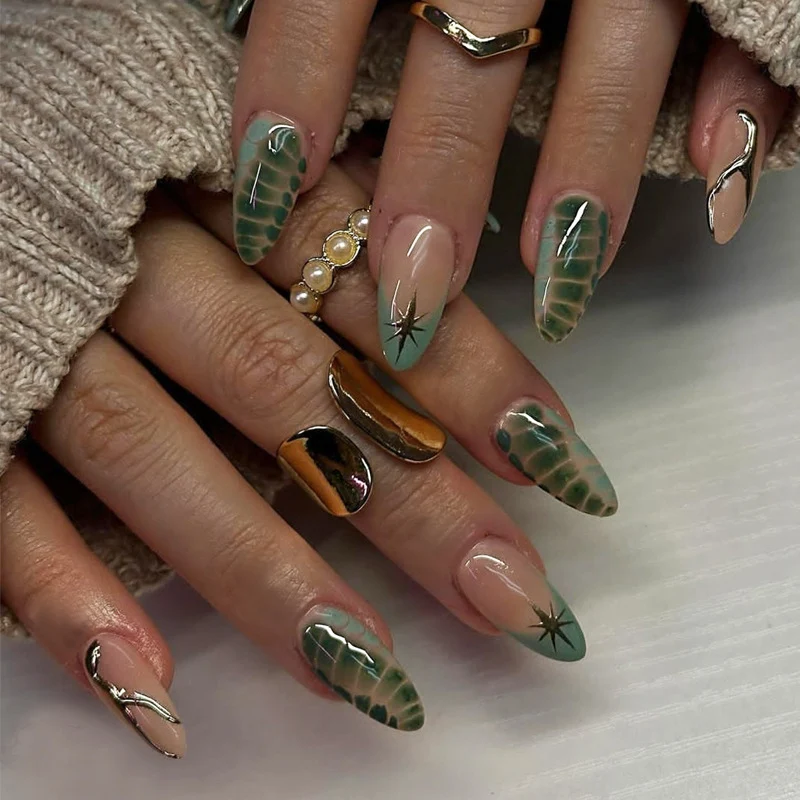 Künstlerisches Press-On Nagelkunstset mit dekorativen metallischen Akzenten Karnz