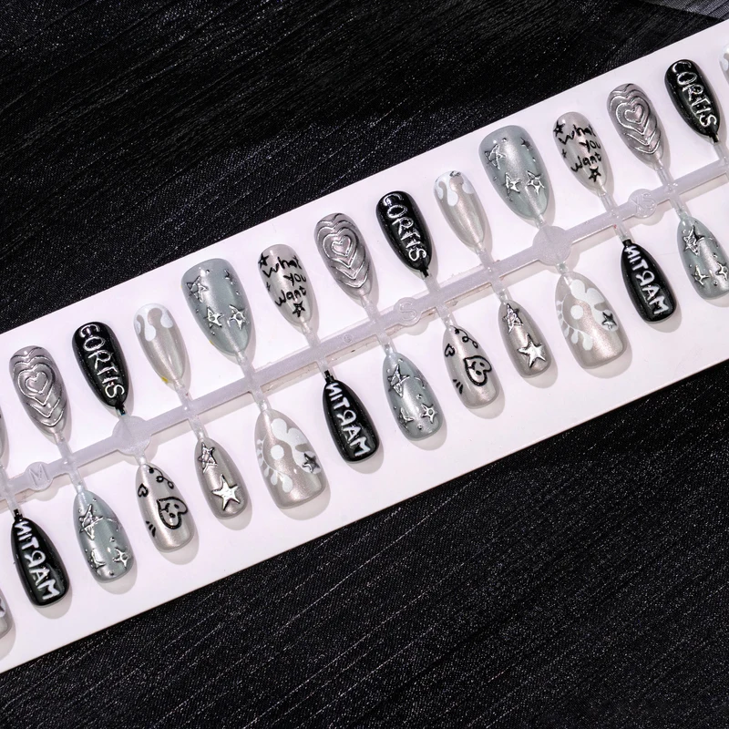 Künstlerisches Press-On Nagel Art Set mit maßgeschneiderten Designs Karnz