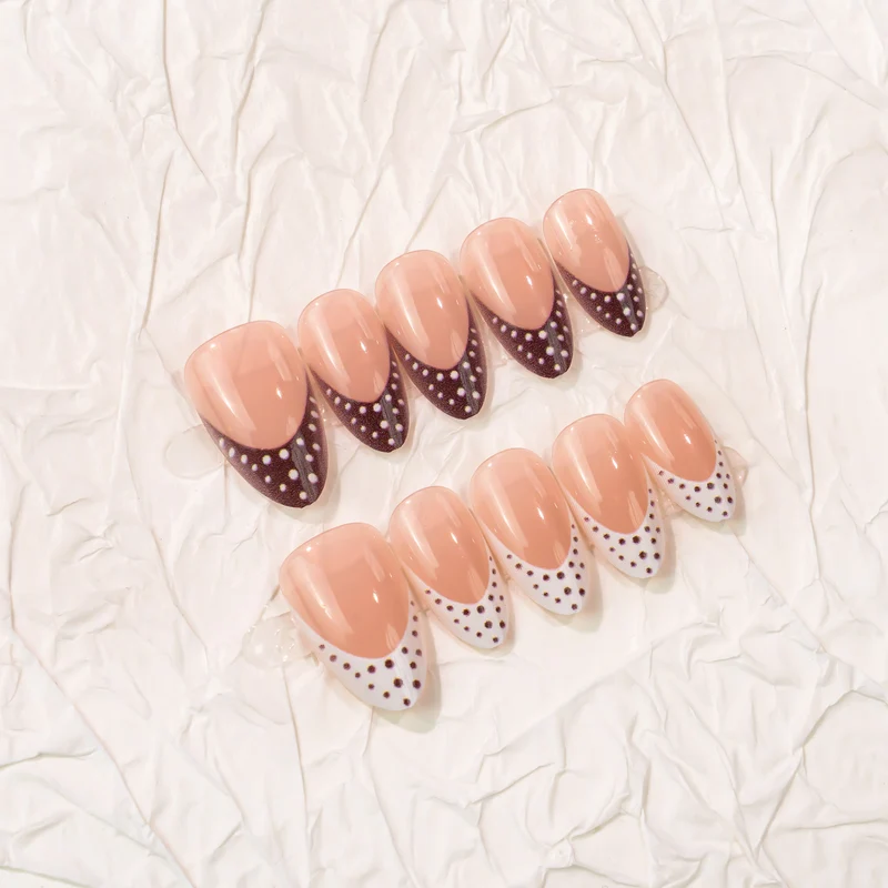 Künstlerisches Spitz-Press-On-Nageldesign Karnz