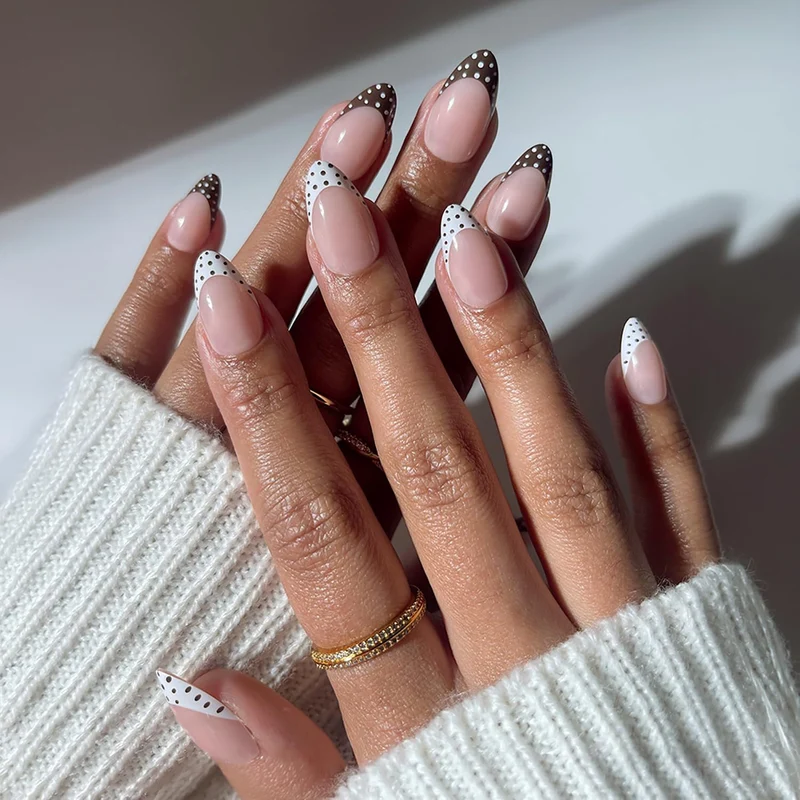 Künstlerisches Spitz-Press-On-Nageldesign Karnz