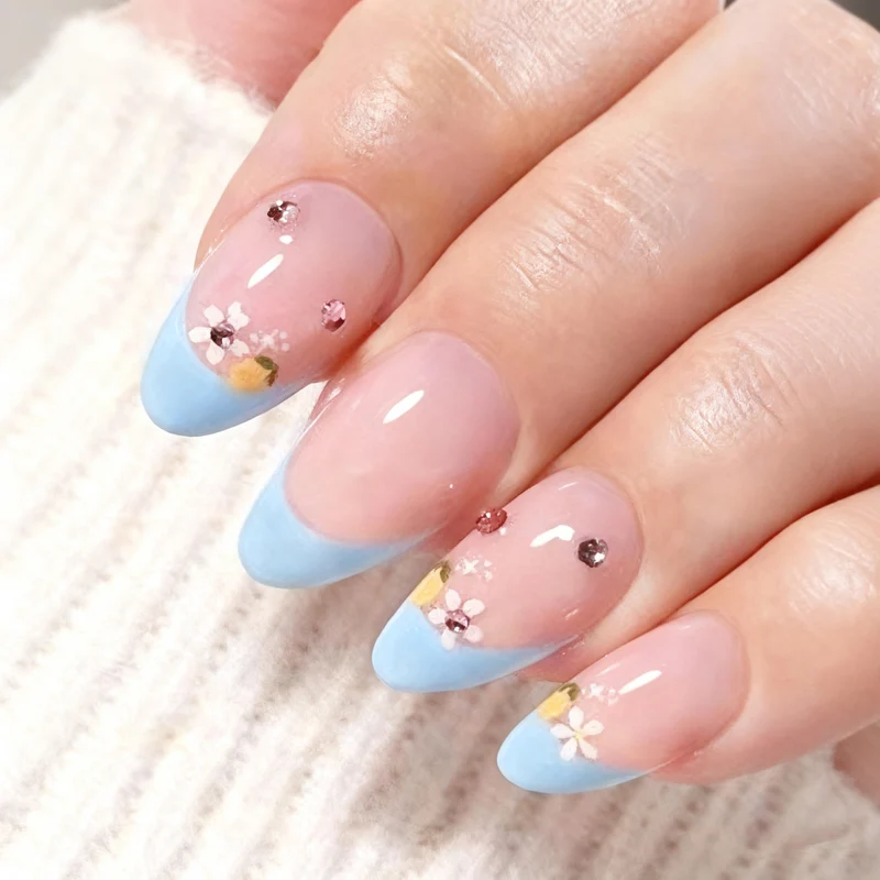 Künstlerisches, mit Blumen verziertes Press-On Nagelset Karnz