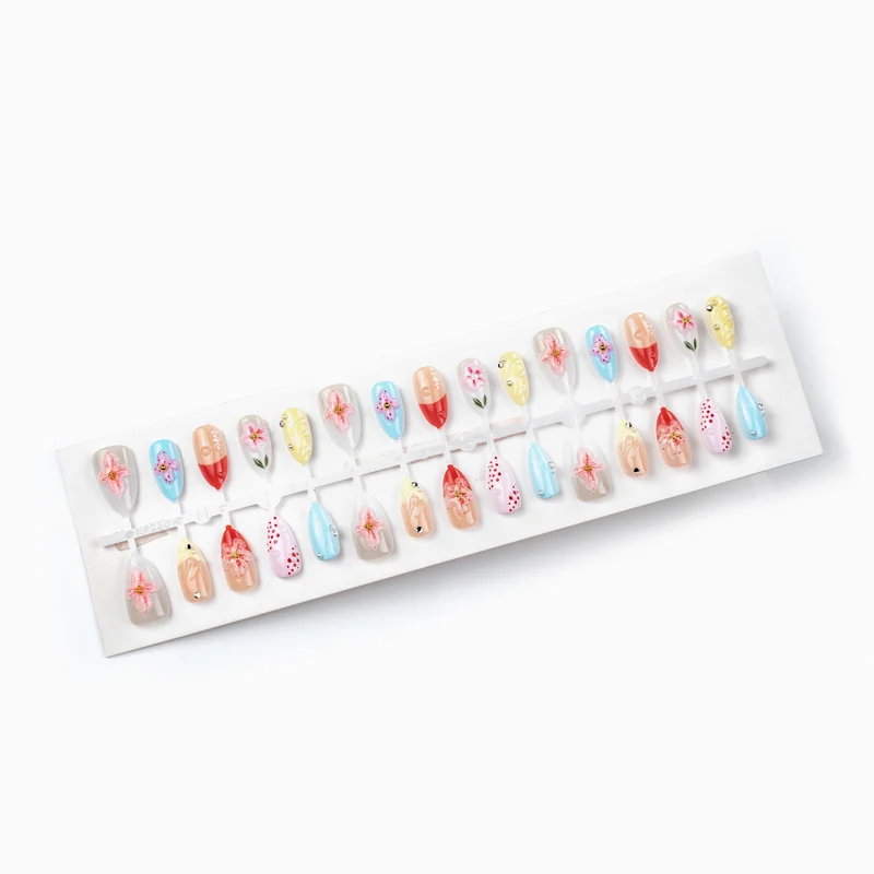 Künstlerische florale detaillierte Press-On Nagelkunst Karnz