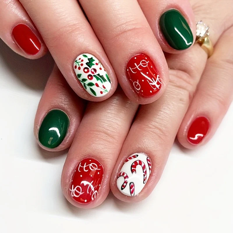 Weihnachts Kunstnagelset mit festlichen Motiven und Glitzerakzenten Karnz
