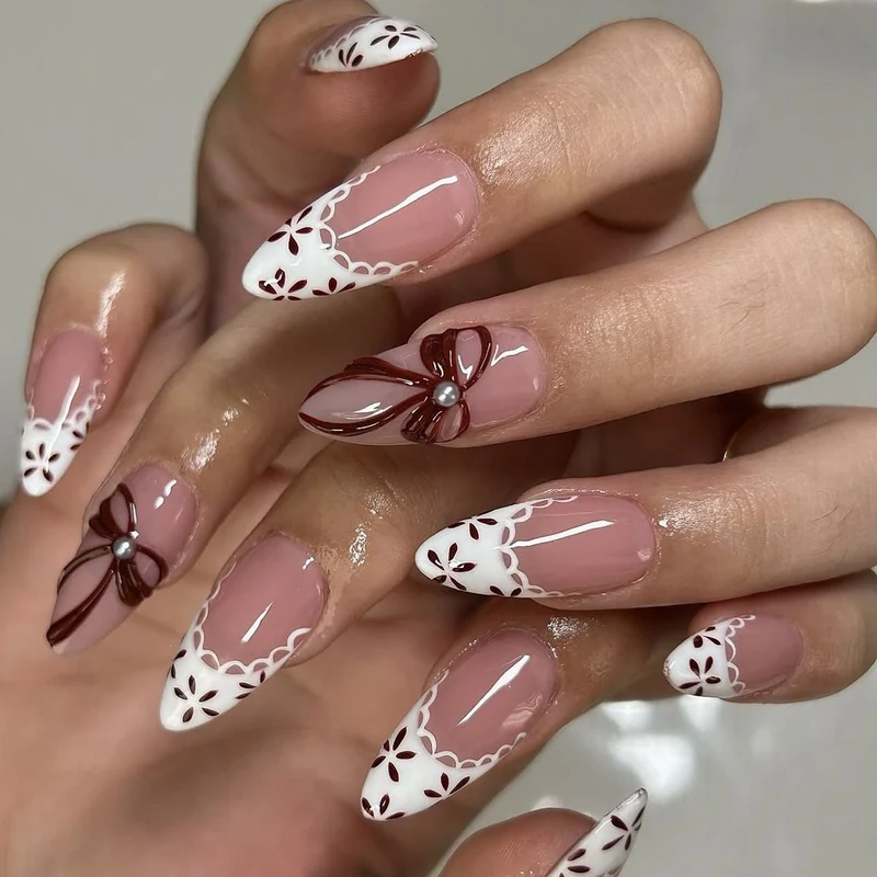 Kunstnagelset mit stilvollen Blumen- und Spitzenverzierungen Karnz