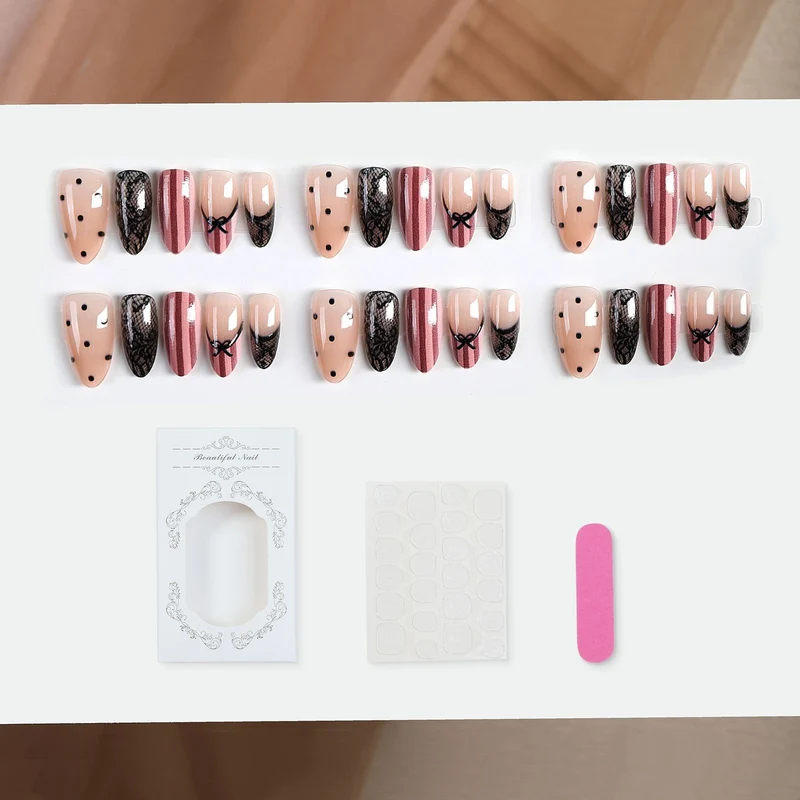 Kunstnagelset mit stilvollen 3D-Akzenten Karnz