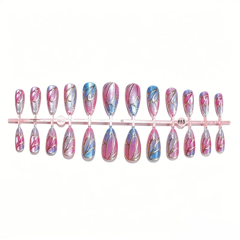 Kunstnagelset mit schimmernden Farbverläufen und eleganten 3D-Details Karnz